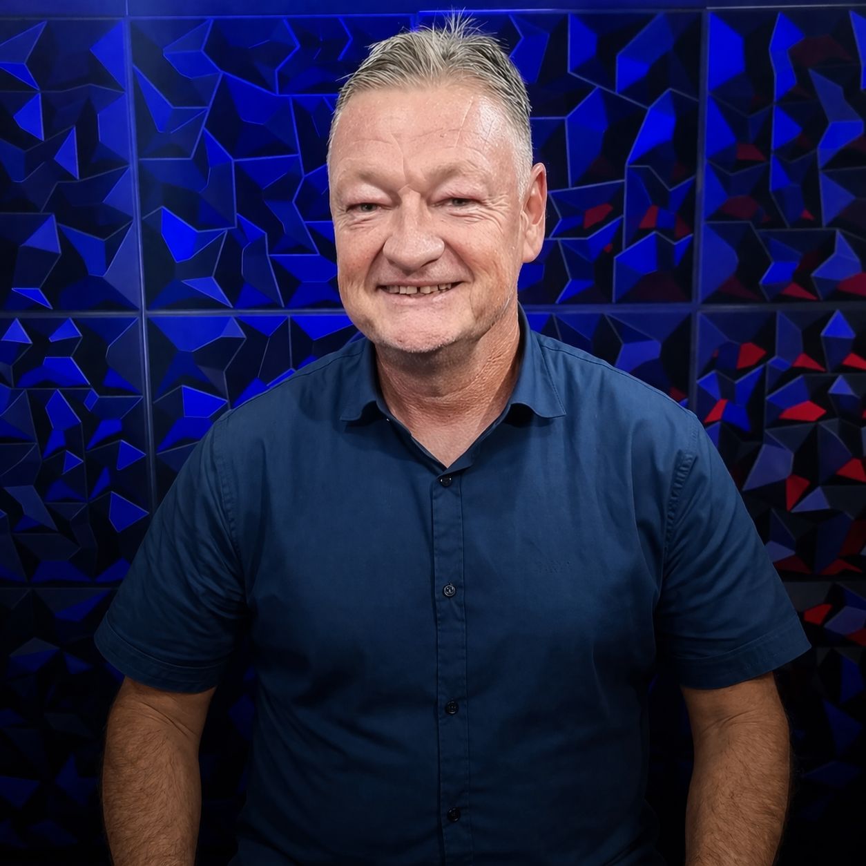 Dr. Fábio Alves Torres, cardiologista, sorrindo, vestindo camisa azul-marinho